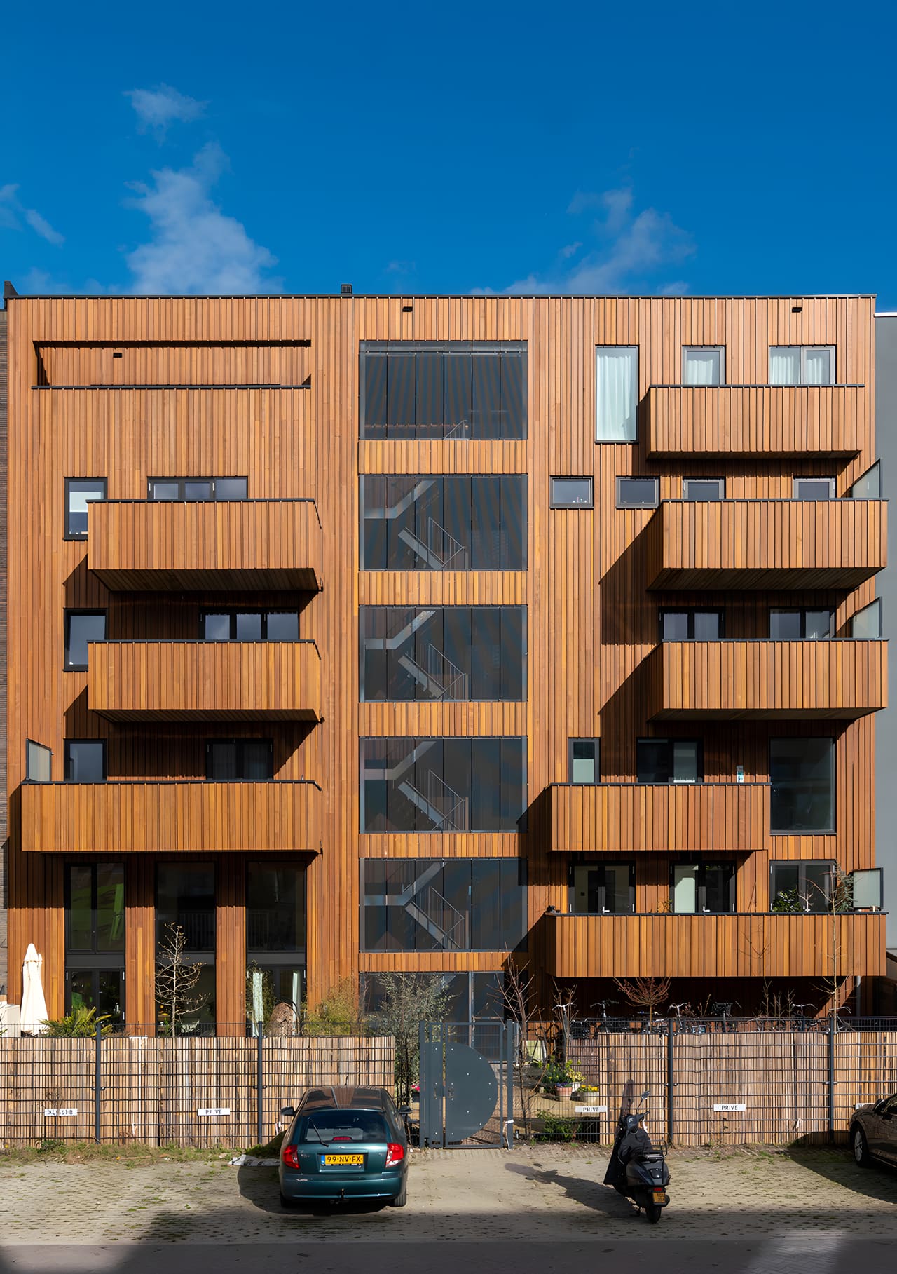 Houten woongebouw Centrumeiland IJburg, Amsterdam: achtergevel met houten balkons