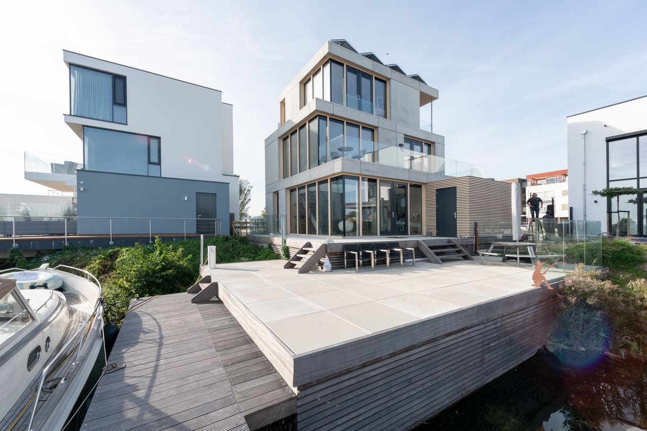 Woonhuis Zeewolde: nul-op-de-meterwoning met getrapte terrassen aan het water