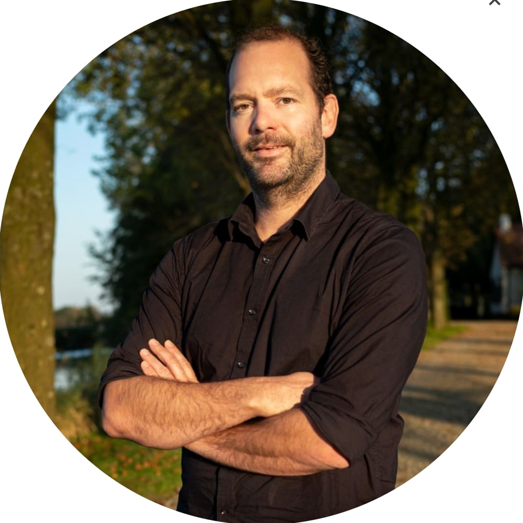 Wouter de Haas, architect en eigenaar van lab03, buiten tussen de bomen